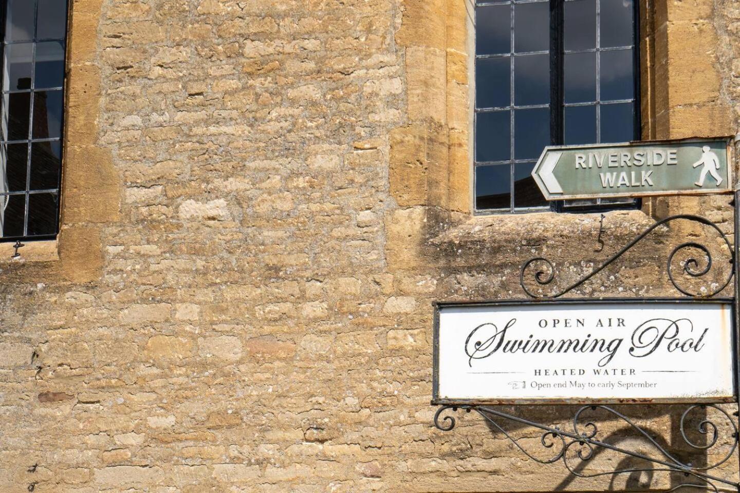 Quarry Cottage Courtyard Garden Pass The Keys Cirencester Exterior photo